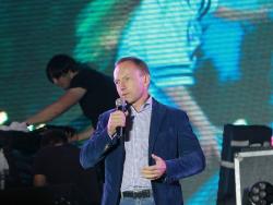 Під час святкового концерту Владислав Атрошенко привітав чернігівців з Днем міста