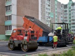 У дворах чернігівських багатоповерхівок ремонтують проїзди